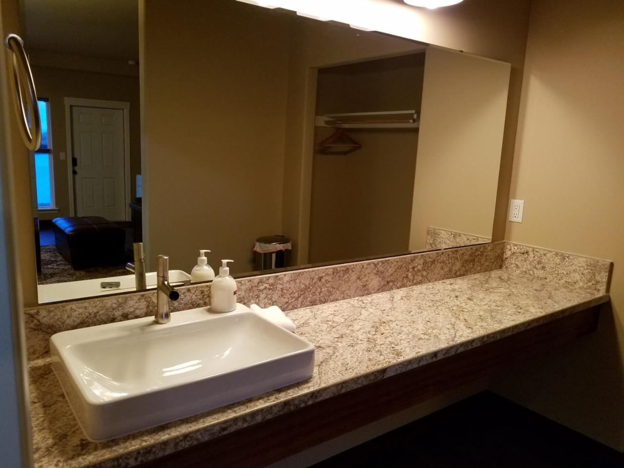 Zillah Lakes Inn Bagian luar foto